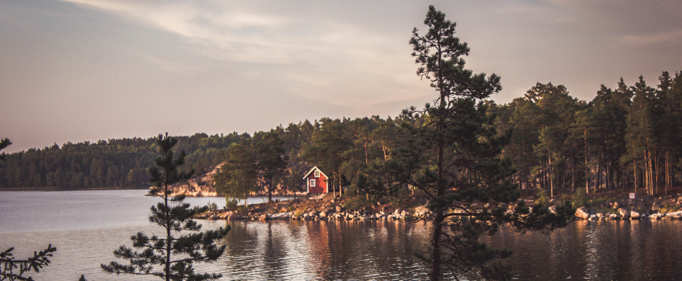 Rot-weißes Häuschen am See in Schweden